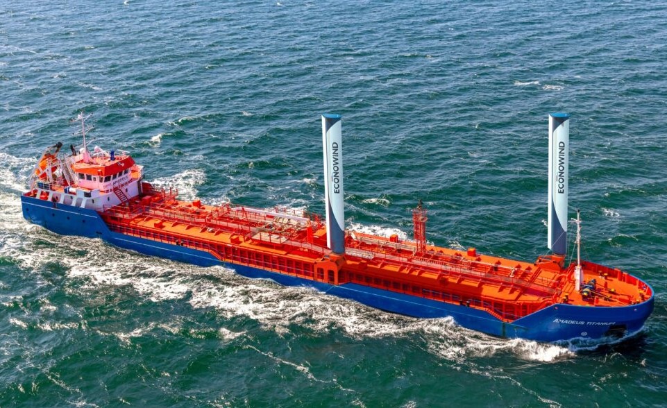 Nachhaltige Short-Sea-Logistik: Covestro und HGK Shipping verlängern Partnerschaft bis 2040 und rüsten Chemietanker mit Windkraft nach